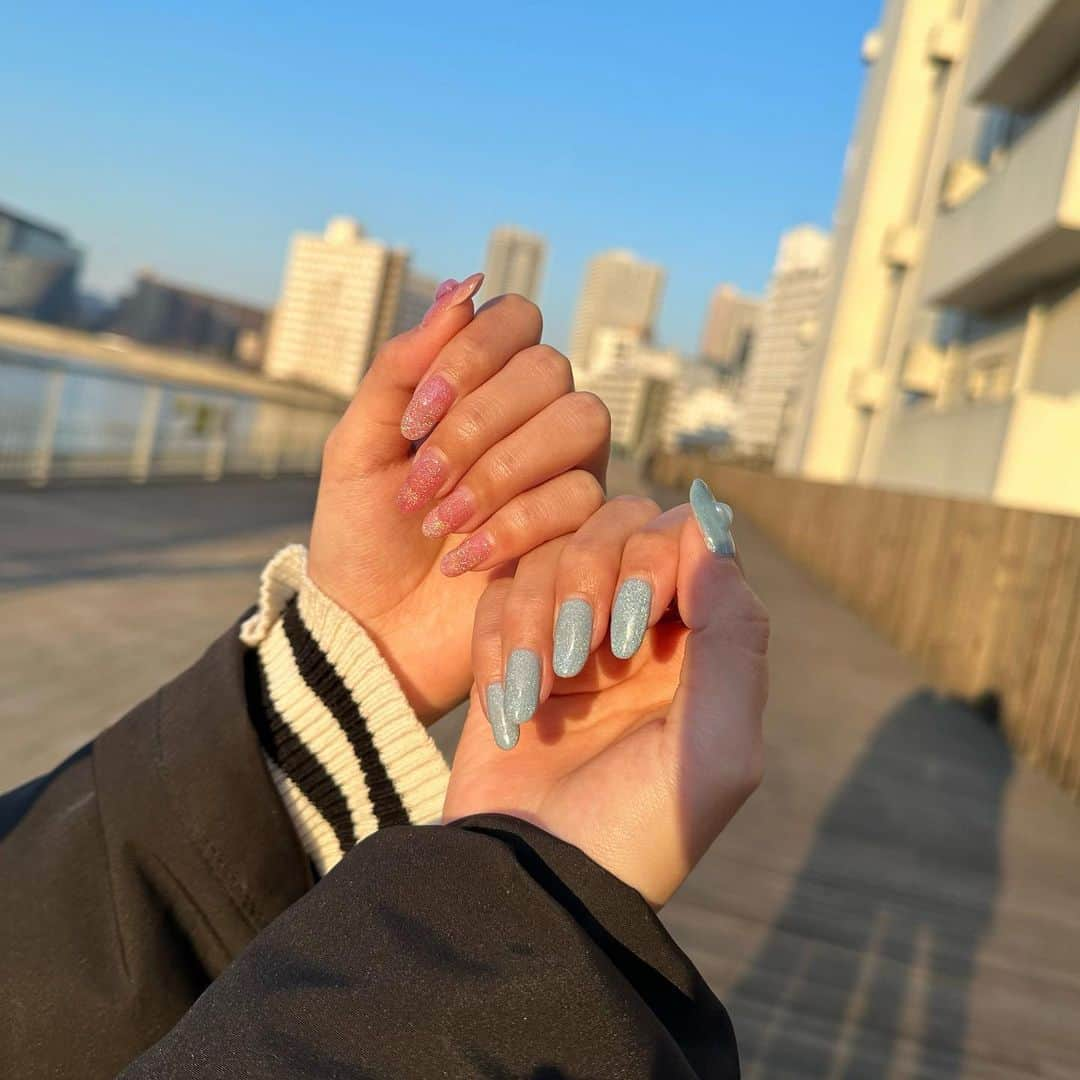 加藤愛永のインスタグラム：「前回のネイル💅 セルフジェルネイル始めましたˎˊ˗ . これはレインボージェルなんだけど ピンクの方が多色で可愛かった☁️ 親指のハートはシールでダイソー❕ . . 1枚目の影かわいい #ジェルネイル #セルフジェルネイル #セルフネイル  #kyatonails #ダイソー」