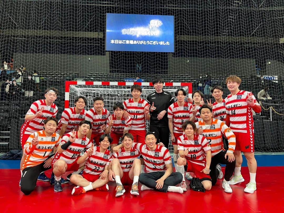 成田幸平のインスタグラム：「＊＊＊ JHL 8勝13敗1分 8位  今シーズンもたくさんの応援 ありがとうございました🙇🏻‍♂️  結果が出せず苦しいシーズンでしたが みなさんの応援のおかげで無事終える ことができました👍  来シーズンからチームは変わりますが 引き続き頑張ります💪  また来シーズンどこかで お会いしましょう😁  本当にありがとうございました🙇🏻‍♂️  湧永のみんなもほんまにありがとう✨ それぞれの場所でお互い頑張ろう👍  #湧永レオリック #HANDBALL #ハンドボール #JHL #日本ハンドボールリーグ #salming #SalmingJapan #bauerfeind #BauerfeindJapan」