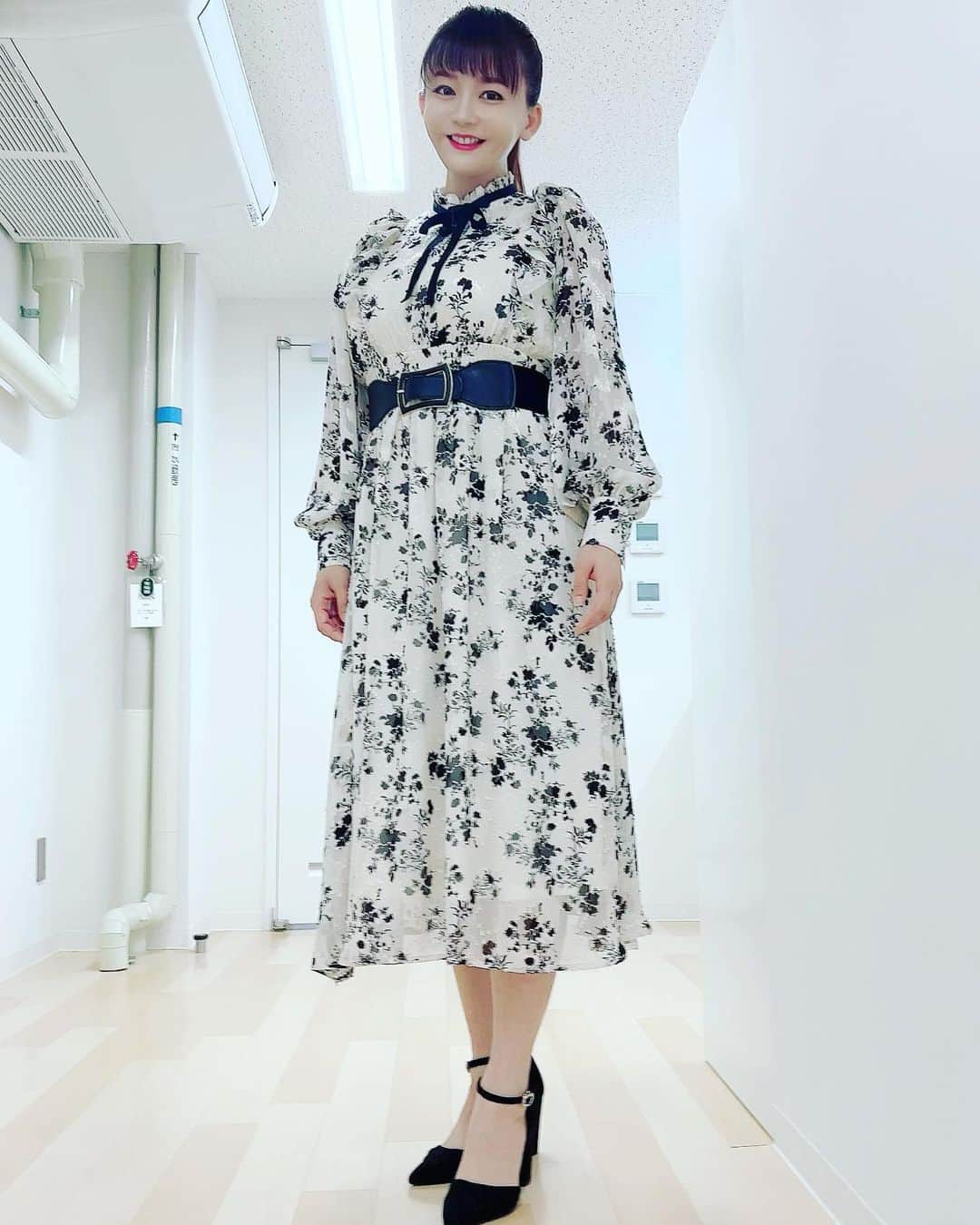 のインスタグラム：「番組収録してきました💓 衣装は春ですね〜😌 #華原朋美　#ワンピース　#春」