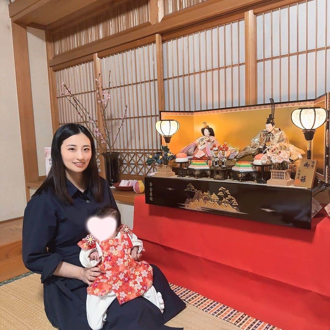 井口眞緒のインスタグラム：「初節句のお祝いをしました♡  お雛様は、27年前に買ってもらった私のものを娘に譲りました🎎  本日のひな祭りメニュー #ちらし寿司 #はまぐりのお吸い物 #菜の花のサラダ  #鮭のムニエル #あられコロッケ #ドレスドエッグ #プチトマトのハニーマリネ #白桃のレアチーズケーキ  今日はお義母さんも、東京から遊びに来てくれたので気合い入れました💪🏻  実家の両親に娘を見てもらえてるからなんとか準備ができたけど、 産後1人で東京だったらできなかったと思う😅 実家最高！！笑  #井口眞緒 #初節句 #初節句のお祝い #お雛様 #おひなさま #お雛祭り #ひな祭り #ひな祭りごはん #赤ちゃん #赤ちゃんのいる生活 #赤ちゃんのいる暮らし #新米ママ #女の子ママ #女の子ベビー」