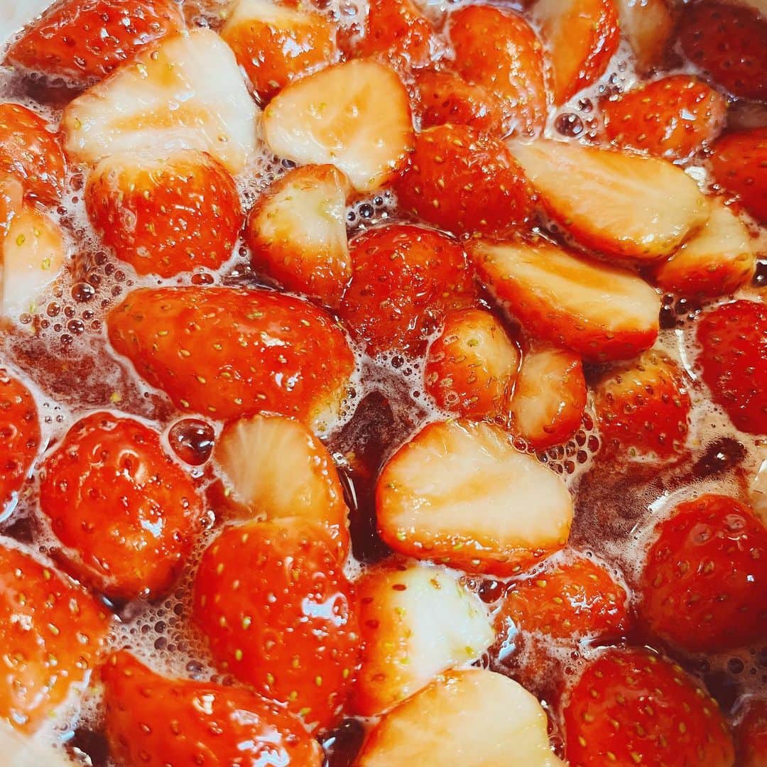 山本美月さんのインスタグラム写真 - (山本美月Instagram)「⋆⸜☾⸝‍⋆  苺ジャム、ぐつぐつ。  部屋中、幸せの香り〜  でもその後お家焼肉したから、 部屋中焼肉の香りになっちゃった……」3月3日 20時46分 - mizuki_yamamoto_official