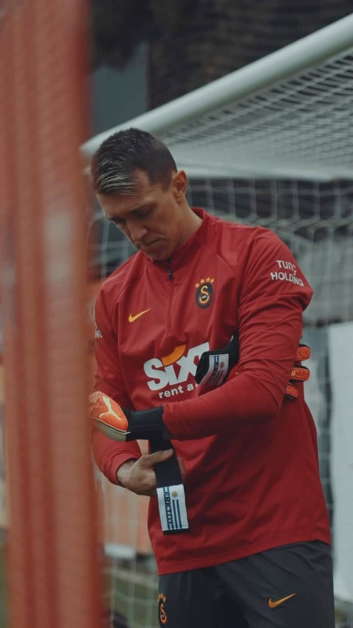 フェルナンド・ムスレラのインスタグラム：「Soon ⏳ Getting better and better. Focus on a good recovery and get back to join the battle as soon as possible. 🦁💪🏻 @galatasaray  ⏳ Sintiéndome mejor cada día. Enfocado en una buena recuperación e intentar volver lo antes posible.🦁💪🏻」