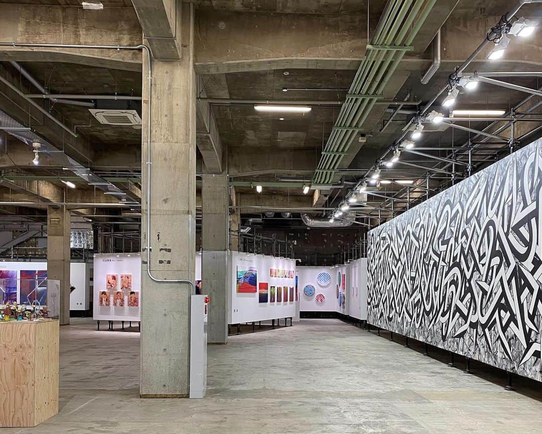 Warehouse TERRADA 寺田倉庫のインスタグラム：「MEET YOUR ART FAIR 2023「RE : FACTORY」  東京・天王洲の当社イベントスペースでは、本日より2023年3月5日（日）まで、アートと音楽の領域を横断した大規模なアートフェア、MEET YOUR ART FAIR 2023「RE : FACTORY」が開催中。 G1ビルには、エキシビジョン型アートフェアとして、気鋭のアーティスト28名の作品100点以上が展示されています。  出展アーティストやチケットなど、くわしくはこちらから→ @meet_your_art   【開催概要】 日程：2023年3月3日（金）～3月5日（日）11:00～18:00 ※最終日のみ 17：00まで アートフェア会場：寺田倉庫 G1 ビル ※ 3月3日（金）に開催されるライヴパフォーマンスのチケットは完売です。  また、協力イベントとして、WHAT CAFEを中心に「ART MARKET TENNOZ 2023」も開催中。 詳しくはこちらから→ @artmkt_tennoz   #refactory2023 #MEETYOURART #MEETYOURARTFAIR #tennoz #天王洲 #寺田倉庫 #warehouseterrada #art #アート #アートフェア #アートマーケット #whatcafe #ARTMARKETTENNOZ  #artwork #artist #現代アート #contemporaryart @whatcafe_terrada」