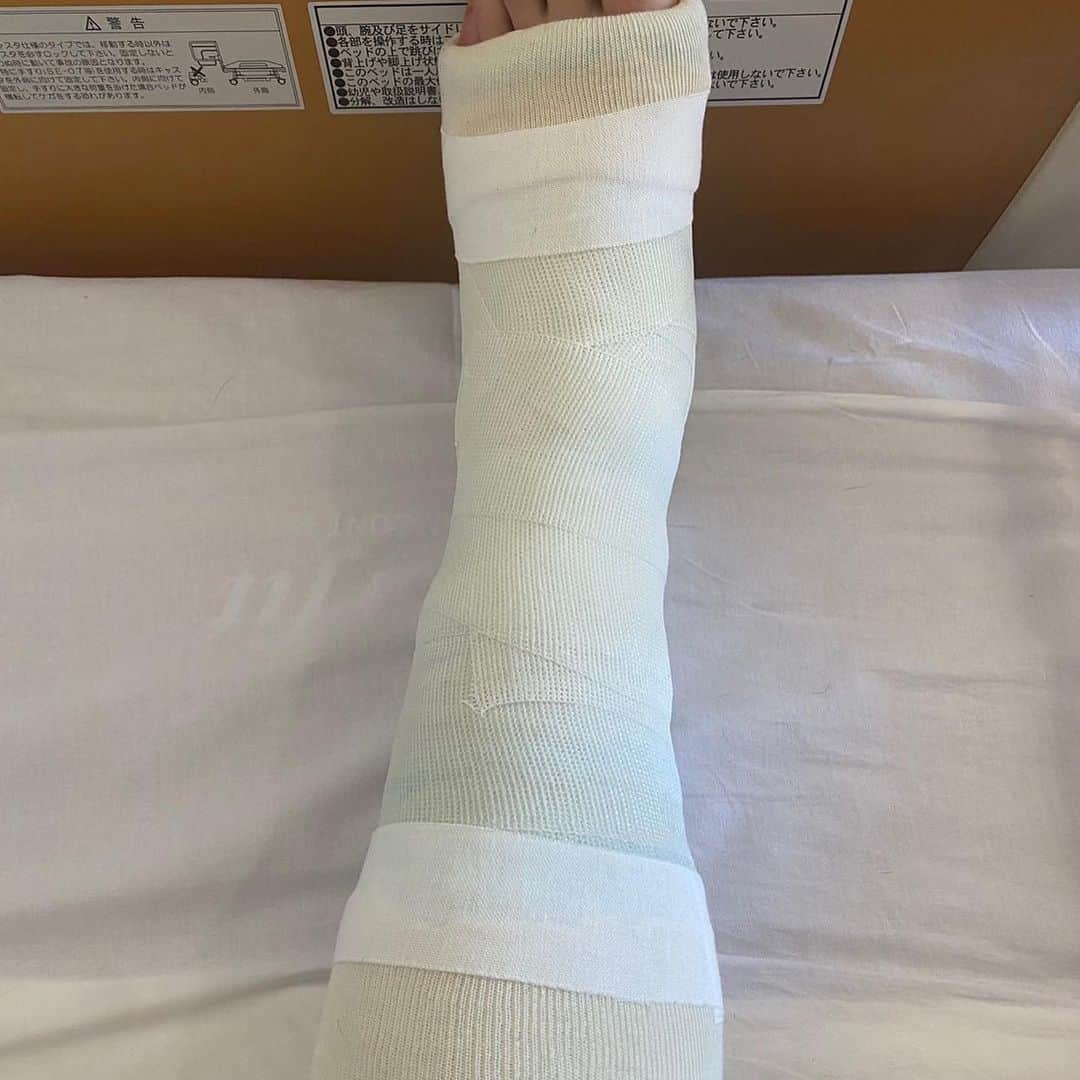 水町孝太郎さんのインスタグラム写真 - (水町孝太郎Instagram)「. 【ご報告】  先月練習中に、左足アキレス腱を断裂しました🦵 高校生ぶりの長期離脱となりますが、怪我する前よりも強くなって復活します💪 今シーズンはコートの中で戦いプレーすることはできませんが、コート外からチームをサポートして一緒に戦いたいと思います‼️  豊田合成ブルーファルコンは本日の試合の結果により、レギュラーシーズン1位を確定させる事ができました☺️ 残り1試合、プレーオフ決勝で勝つことを目標にしてきたのでそこに向けてしっかりとチームをサポートしていきます😤　　  豊田合成ブルーファルコンの応援を宜しくお願いします🙇‍♂️  #ハンドボール #handball #豊田合成 #ToyodaGosei #豊田合成ブルーファルコン #toyodagoseibluefalcon」3月3日 21時06分 - mizumachi_bf.10