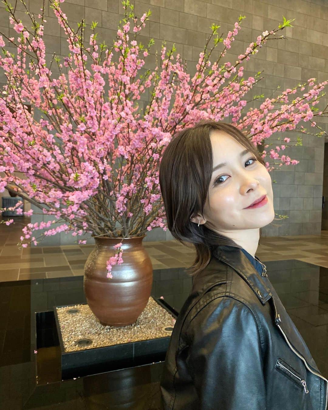 黒澤詩音のインスタグラム：「3月。 競馬界では新年度。 東西で6名の新人騎手と4名の新規開業調教師がデビューとなります。  今日、3/3🌸にぴったりの 桃の花の前で友人が写真を撮ってくれました📷  ひな祭りの雛人形🎎が飾られるのが幼少期の楽しみでした。 ひなあられ食べるのも好きだったなぁ。  女の子の健やかな成長を願う雛人形。 母方の祖母からの贈り物なのですが、 その祖母は現在病床に伏しているため、今度は逆に私が大好きな祖母が健やかな日々を送れるようにと願うばかりです。  ちなみに写真は @gacchandayo が🫶 顔の角度と光の入り具合ちゃんと気にしてくれて、iPhoneカメラなのに一眼レフのような写りで大感謝！ レフ板もないのに！らぶ！笑  さて明日は、全レース中継のあとはゆるばん出演と先週に続き生放送のはしごです💨  長い一日、よろしくお願いします！  #amantokyo  #ひなまつり #桃の節句 #雛祭り #競馬 #ばんえい競馬 #アナウンサー #スポーツキャスター」