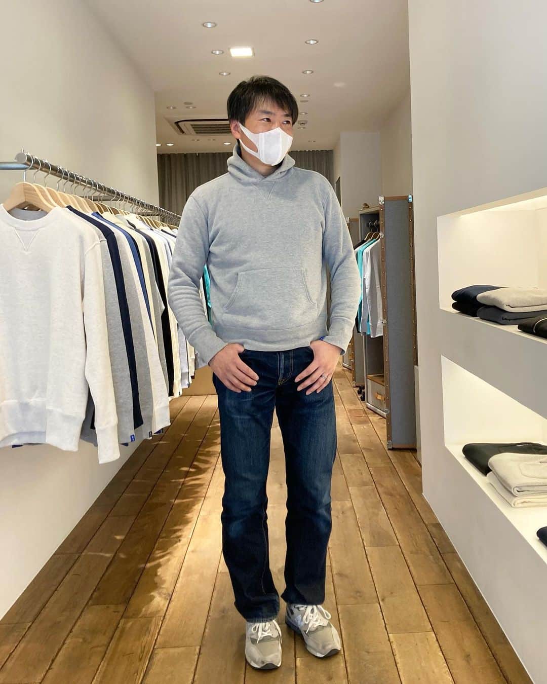 ループウィラーのインスタグラム：「.  【 #LWSNAP 】  ループウィラーで丸胴のプルオーバーフーディと いえば、こちらの #LW05 。  これからの季節にLW05＋デニム＋スニーカー は 最高の組み合わせですね！  The authentic pullover hoodie style.  #loopwheeler  #lwosaka #ループウィラー  #吊り編み  #tsuriami  #吊り編み機  #日本製  #スウェット  #パーカー  #カーディガン  #Tシャツ  #スウェットパンツ #japan  #osaka #madeinjapan #ootd」