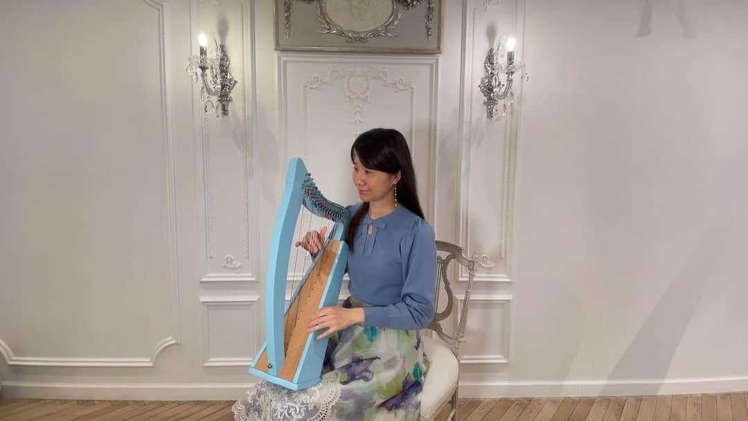 のインスタグラム：「クリスハープ動画コース🌈 The chris harp video lesson from my chris harp book #sallygarden  arranged by Miyabi  今月のクリスハープ動画レッスンは 教本6級試験課題  #サリーガーデン  です🌿  大切な人をイメージして感謝や喜怒哀楽の気持ちを伝えるフェアリー弾き🧚‍♂️と違って  アイルランド民謡には、ゆらぐ感情を入れずに自然風景を淡々と描く爽やかでリズミカルな明るいサイ弾き🦏がおすすめ。  2回撮影したので…動画コースでご紹介したのとは違う演奏バージョンを、YouTubeにアップしました♫  （最後のアルペジオをゆっくりしないのがこちらのバージョン）  フルバージョンYouTubeご覧くださいね☺️  サイ脳🦏は心理学で、客観視する能力が高く淡々とポジティブ思考の人。  他人を攻撃もしないし、他人に依存もしない。1人でも好きな事をして楽しく過ごせるから寂しくない。  フェアリー弾きのシマウマ🦓脳は仲間に嫌われると生きていけないので自分は我慢してでも他人の役に立ちたいと人に合わせてがんばってしまうけど…  サイ🦏さんは草食系だけど角と鎧で身を守れるから群れないのです。  他人の目を気にしない自給自足の精神なので人間関係に悩むことも少なく、マイペースに安定した精神状態が特徴です。  サイの生徒さん達は、誰かのために弾いたり、自分の本音をさらけ出して感情を表現するのが苦手で、人間じゃなく自然風景をイメージしたいとおっしゃいますね。  人間をイメージすると感情が乱れるからだと思います。  シマウマ弾き→フェアリー弾き🧚‍♂️ （妖精の羽のように繊細な心のゆらぎ&ときめきを表現）  サイ弾き→？？？  爽やかで安定した自然描写のサイ弾き🦏  みなさま💕何か素敵なネーミングがあったら教えてくださ〜い🙏  #ネーミング募集中」