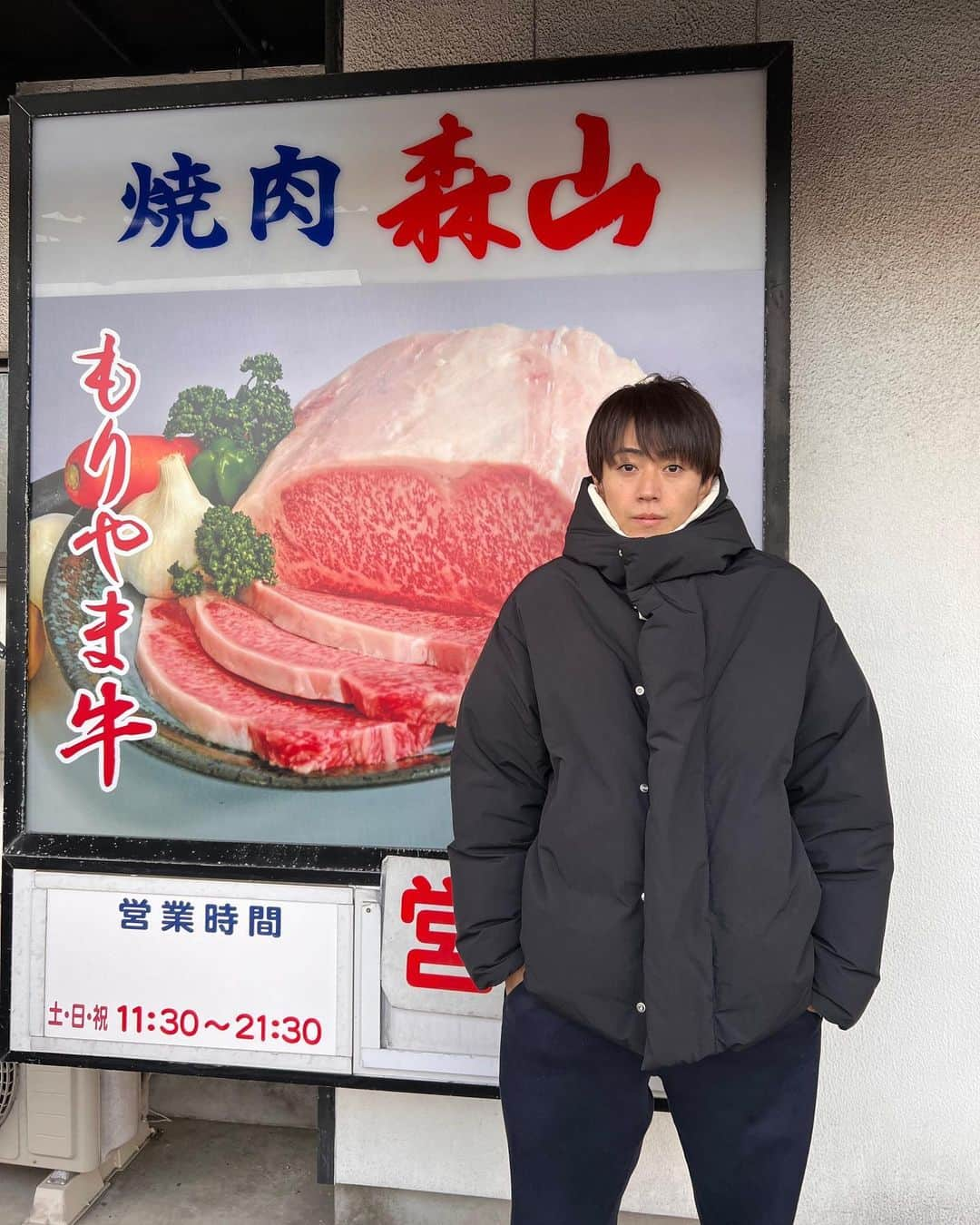 廣瀬智紀さんのインスタグラム写真 - (廣瀬智紀Instagram)「先日、佐賀の母方の祖母が天国に旅立ちました。  そのため、短い間でしたが佐賀に帰省していました。  おばあちゃんは、3年前に突然倒れてしまい、大病を患ってから、ずっと寝たきりでした。  当時倒れたときも、駆けつけることはできたのですが、何とか一命は取り留めたもののお医者さんにかなり厳しい状況だと告げられたことを覚えています。いつ息を引き取ってもおかしくないような状況でした。  それにもかかわらず、3年以上も、眠り続け、自身の命の火を灯し続けてくれていました。  ぼくの母は、目覚める奇跡や希望を胸に、帰省できるときは帰省して、おばあちゃんの側でやれることをやっていました。  母はおばあちゃんのことが大好きでした。  ただコロナ禍でもあったので、会える時間はごく僅か。 それでも行ける時は、時間をかけておばあちゃんのところへ赴き、限りある時間をおばあちゃんの元で過ごしていました。  今回、おばあちゃんの知らせが父から届いたとき、そんな母のことが気がかりでした。  母は先に行っていたので、おばあちゃんの最期を看取ることができましたので、それは本当に良かったな、と息子ながら思いました。  そして自分もできることはないかと、次の日に向かいました。  何とか滑り込みし、みんなと一緒に手を合わせました。  空気はしんみりというより、なんだかあったかかったです。おばあちゃんの人柄があらわれているような。  告別式の終わった夜、おばあちゃん家で母はぼくに、やれることは全てやってきた、尽くしてきたし、おばあちゃんは本当に安らかに眠るように逝ったんだよ、後悔はないよ、と言いました。  それから母は、ぼくが佐賀にいる間は、毎晩おばあちゃんのこと、ぼくが生まれる前のおばあちゃんとの思い出、同じ話を、何回も何回も繰り返し、ぼくに話してくれました。  いつものぼくなら、それもう聞いたよ、同じ話、その話何回目だと思ぅう？と片付けてしまいますが、そのときばかりは、じっと、ただただ聞いた。黙々と聞いた。  それは母の本当の気持ちに触れたからであり、  その都度、親の深い愛に触れたからです。  それはおばあちゃんの母としての愛、祖母から母への、母から祖母への真実の愛でした。  素敵だな、と思いました。  普段のぼくは、母には口を開けば、生意気な口をきき、カメラを向けられたら、ふてぶてしい顔をする。  この期間、  少しはいつもより優しくできたんじゃなかろうか。  おばあちゃんの話をしたいのに、なぜだか母との話になってしまいました。  おばあちゃんは、子どもの頃ぼくが佐賀に行くたびに喜んでくれて、遊んでくれて、色んなところに連れて行ってくれて、たくさん愛してくれました。  もちろんぼくも大大大好きなおばあちゃんでした。  おばあちゃんは、自分のことは二の次で、人のためによく動く人でした。  子どもの頃の記憶も同じ印象が残っています。  考えてみれば、うちの父も母もそんな感じの人です。  なんだか、思うまま、書いてるからまとまりのない文章だけど、これでいいですね。  おばあちゃんの葬儀関連で動いてくださった皆さん、お疲れ様でした。そして、ありがとうございました。  ぼくの祖父母は全員が天国に行きました。  なかなかお話するタイミングもなかったですが、父方の祖母も4年前に亡くなってます。  祖父は、ぼくが小さい頃に亡くなってしまったのでほとんど記憶はなく、その分おばあちゃんたちとの思い出が色濃く、ずっと残っています。  両親がおばあちゃん家にしょっちゅう連れて行ってくれていたから、たくさん思い出が溢れてるんだろうな。  今回の帰省で結果的に、ぼくにやれることは特に何もなく、ただただおばあちゃんに思いを馳せること、弔問客の皆さんのお出迎えとお見送りを親と一緒にすること、思い出の佐賀を巡る、くらいでした。  いつまで経っても、親の子だな、としみじみ、、  向こうが子供扱いするから、、子供扱いするもんで、不思議とぼくも子供でいようと、どこか子供を全うしようと、もちろん全てではないですが、意識的に甘えていた部分もあります。  久しぶりに叔父、叔母、いとこやいとこの子供たちとも会えて、おばあちゃんがまた逢わせてくれたねー、なんて再会を喜びました。  これからの人生は、おばあちゃんたちの分まで。  これからも思い出と共に、一緒に生きていきます。  Instagramなので、佐賀の写真を。  せっかく来たんだし美味しいもの食べていきんしゃいってみんな言うし、おばあちゃんも言っている気がしたので、美味しいものもたくさんいただきました。  佐賀の人はみんなあったかい。。  思い出の写真と いろんな美味しいものと、いとこの8か月のベビィ^^  8年前のおばあちゃんとぼく  毎度すみません、、 ふてぶてしい顔のソロショットは母が撮ってます。  おばあちゃん、もうすぐ春だよ  たくさんたくさんありがとう。  今日は、  おばあちゃんの誕生日だね。  おばあちゃん、おめでとう^_^  まとまりのない長文、失礼しました^^;;   今日記しておきたかったので、、  ではでは。」3月3日 21時24分 - hirose_tomoki.0214