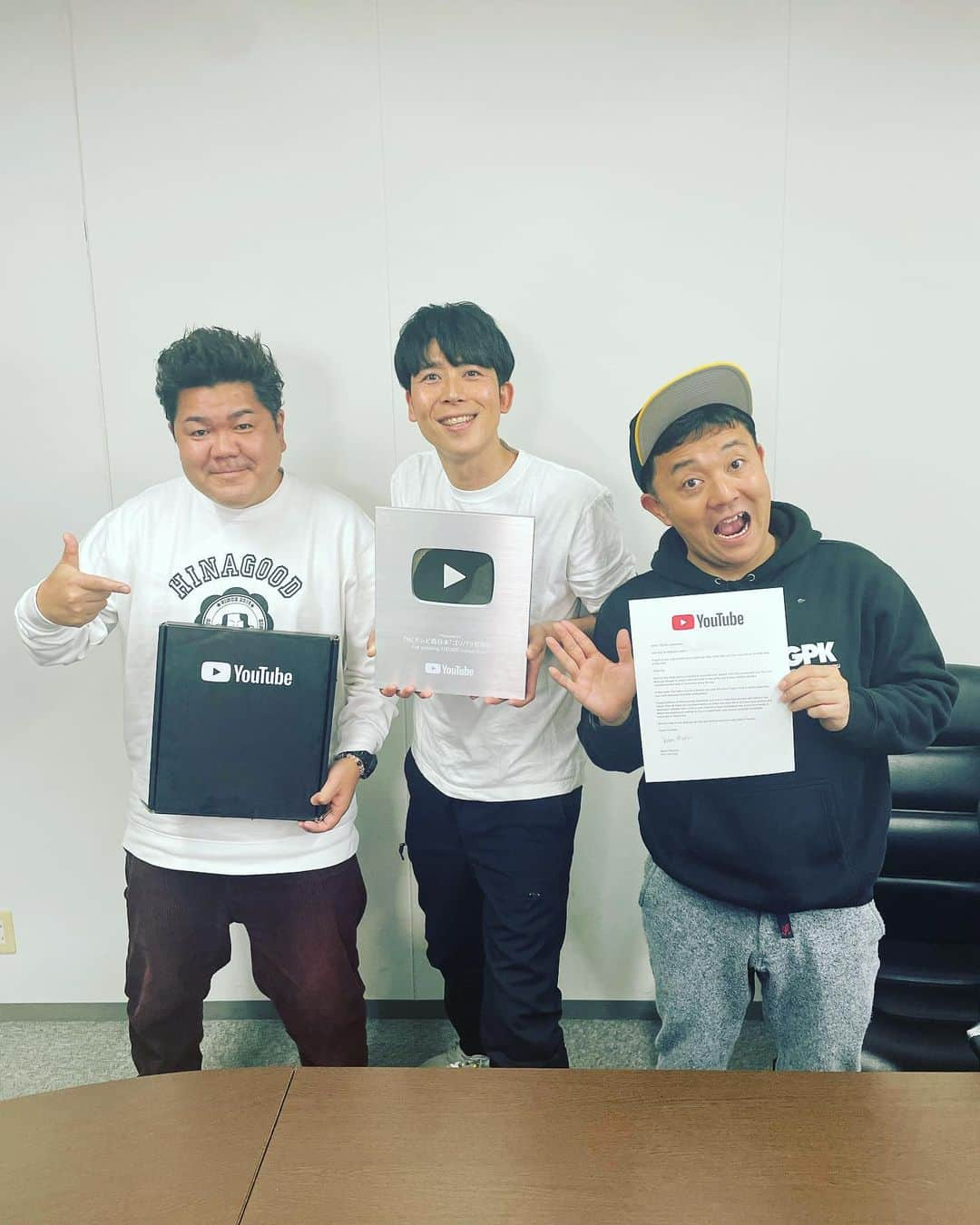 ゴリけんさんのインスタグラム写真 - (ゴリけんInstagram)「銀の盾とったぞーー！！！！！！  キッズの皆さんのおかげです。  ありがとう。  #ゴリパラ #YouTube #10万人」3月3日 21時16分 - goriken1024