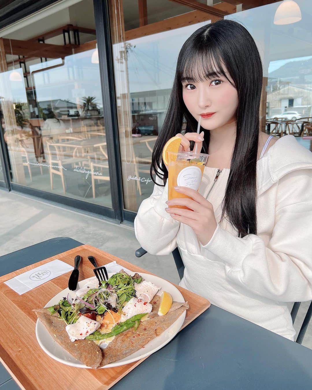 川上礼奈のインスタグラム：「. 香川県の観光スポット🏖 📍父母ヶ浜 お天気が良かったので弟とlunch🍽 久々にガレット食べて美味しすぎた👼🏻 お洋服は @cherimi_official のワンピース🤍」