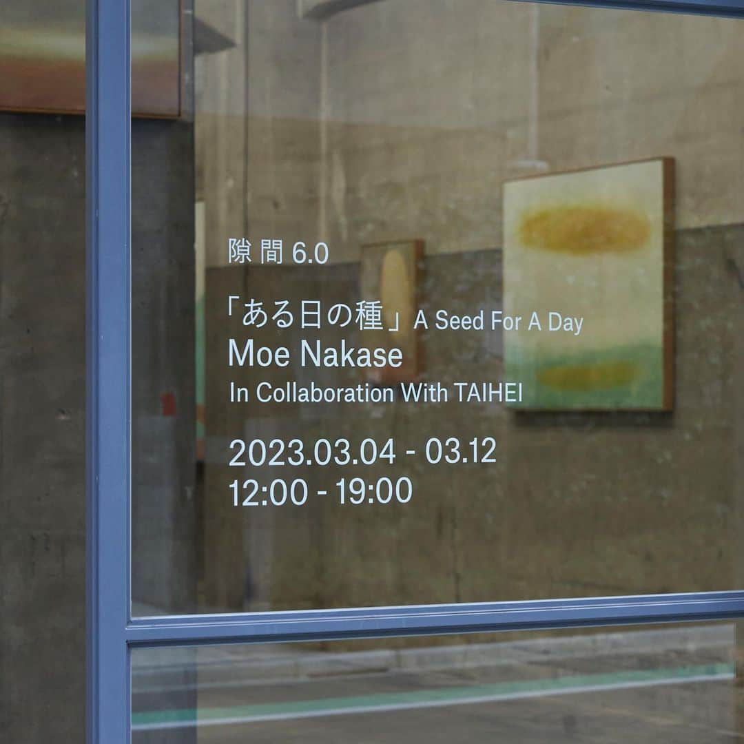 中瀬萌さんのインスタグラム写真 - (中瀬萌Instagram)「明日3月4日(土)より始まる展示「ある日の種」ではギャラリー内でTAIHEI (@taihei0704)によって制作された音をギャラリー空間で流します。 よりパーソナルな響きで音を楽しんでいただくためにもしお持ちでしたら、普段お使いのイヤフォンかヘッドフォンをお持ちください🌿個人でお聴きできるプレイリストを用意しております。  ご来場頂く皆様ご自身の携帯端末(iPhoneなど)と接続が出来るもの、無線でも有線でも問題はございません。  (出来れば本当に、イヤフォンでゆっくりと音を聴いてほしい。)  ギャラリーは入場無料ですのでお気軽に〜〜〜  作品の販売も行います。 会場内のギャラリースタッフにお声掛けください◎  在廊　 中瀬萌　3/4(土) 12:00-.  3/5(日).3/7(火) 15:00-  TAIHEI  3/4(土). 3/5(日)  隙間 6.0 中瀬萌 / Moe Nakase In Collaboration With TAIHEI 「ある日の種 」A Seed For A Day 2023.03.04 - 03.12 12:00 - 19:00  隙間 　@sukima_gallery / @henderscheme   〒111-0051東京都台東区蔵前3-11-2 1F 12:00 - 19:00  https://sukima.henderscheme.com sukima-contact@henderscheme.com」3月3日 21時31分 - moe0814n