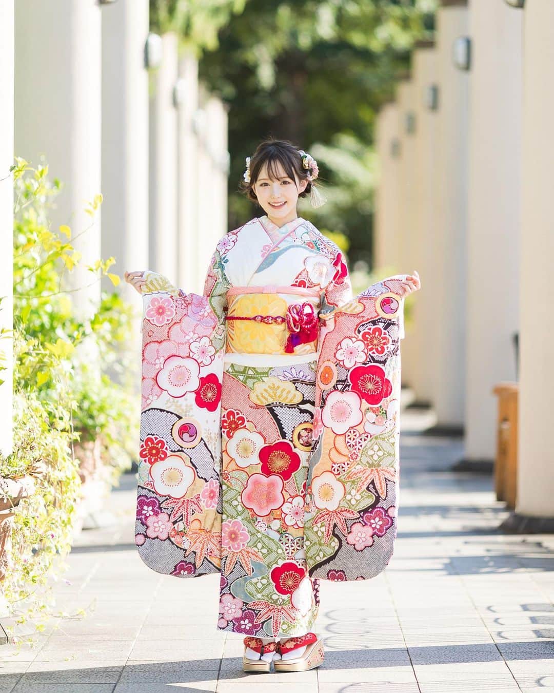 伊藤小春のインスタグラム：「今日はひなまつりなので…🍑 ⁡ ⁡ ⁡ 着たかった絞りの振袖を選ばせてもらったうえ、 髪飾りも叔母が私の理想通りに作ってくれました！ ⁡ ⁡ それにそれに、 玉井詩織ちゃんが愛犬のイロハくんと前撮り していたのに当時からずーっと憧れていて、 念願叶って私もチロルと撮れました♡ ⁡ 全部の写真が宝物です🥲 ⁡ ⁡ ⁡ ⁡ #振袖#前撮り#成人式 #振袖ヘア#前撮りヘア#成人式ヘア」