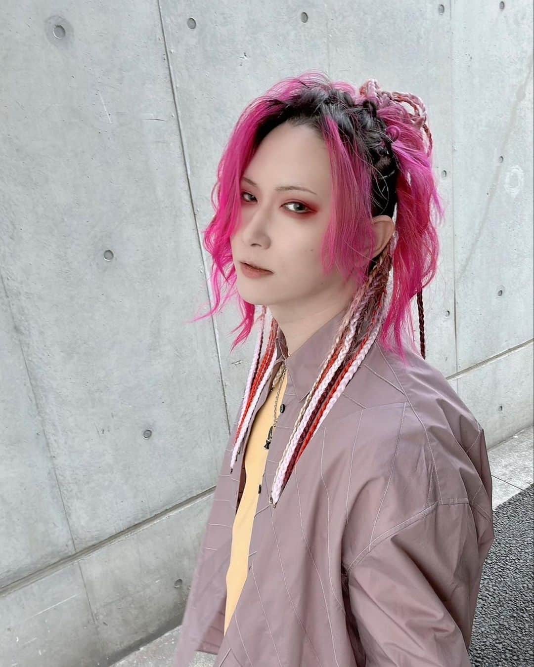 あらきのインスタグラム：「ひなまつりっ！🐥  2月は赤・白・濃紫のブレイズやってた👼🏾 ブレイズ取りまとめやすくて楽だから今年はずっとやってそう🫰🏻  #ステージメイク #ステージヘアメイク #ピンクヘアー #ブレイズ」