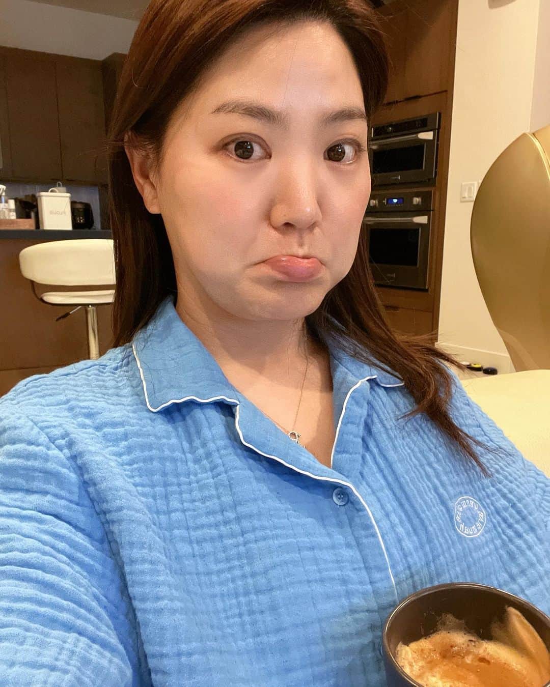 のインスタグラム：「Jet-lag,I hate u😫 #jetlag」