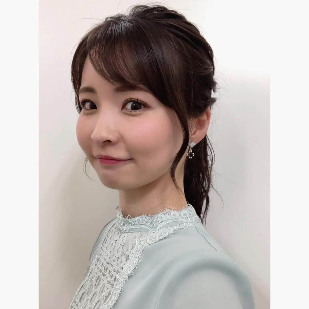 田中美都（気象予報士）のインスタグラム：「𖤣𖥧𖥣𖡡𖥧𖤣 きょうは、髪が伸びてきたので 今年度はじめてポニーテールにしてもらいました🏇  #気象予報士 #気象キャスター #天気予報」