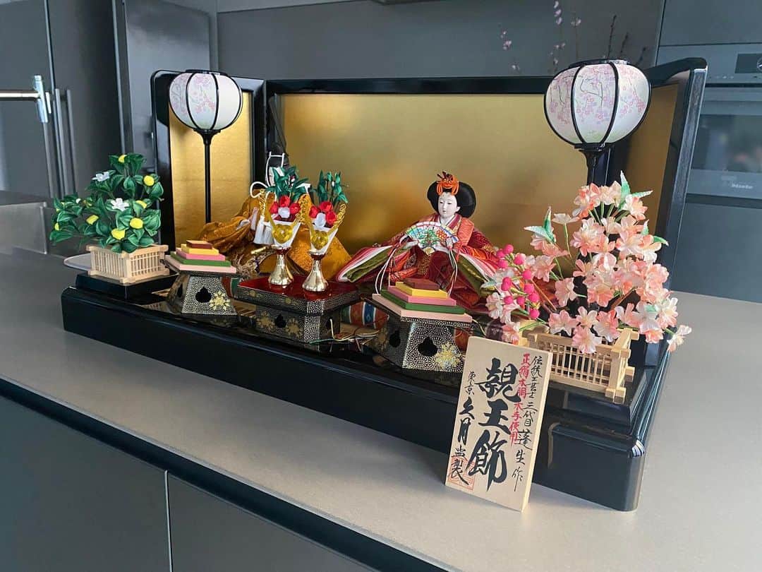 野崎玲欧奈のインスタグラム：「ひな祭り🌸  我が家のお雛様🎎  チェストが間に合わなくて 今年はキッチンの上w」