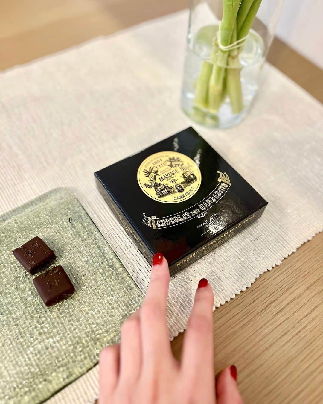 里口風子のインスタグラム：「だいすきな紅茶屋さん @mariagefreresofficial の冬季限定ガナッシュチョコレート🫖🤎  すばらしく良い香りのアールグレイ茶葉がふるってあって、一粒の威力がもうすさまじいです。とくべつ感💯  (今日の私結構いろいろなものと戦ったんじゃない？って日に、旦那に頑張ったアピールして買ってもらったもの記録)  #ご褒美チョコ #mariagefrères #マリアージュフレール #紅茶専門店」