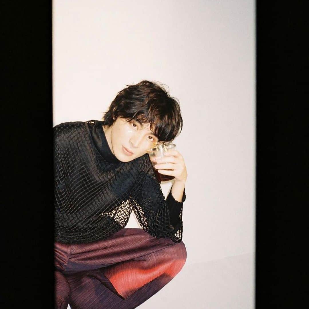 高橋龍之介のインスタグラム：「ふぃるむ。  キメて！って言われておふしょっとまで真顔。笑 ✌️  服はタグ付けしている所です。 おばあちゃんからかりまちた」