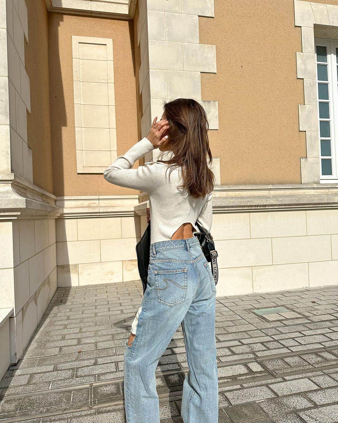 KANAMIのインスタグラム：「・ 背中のデザインが可愛いお洋服と やっとゲットできたビルケンのボストン履けた日👣🤍  #そろそろ極暖卒業 #お洋服は上下ともに #searoomlynn #もうすぐお花見だ #🌸」