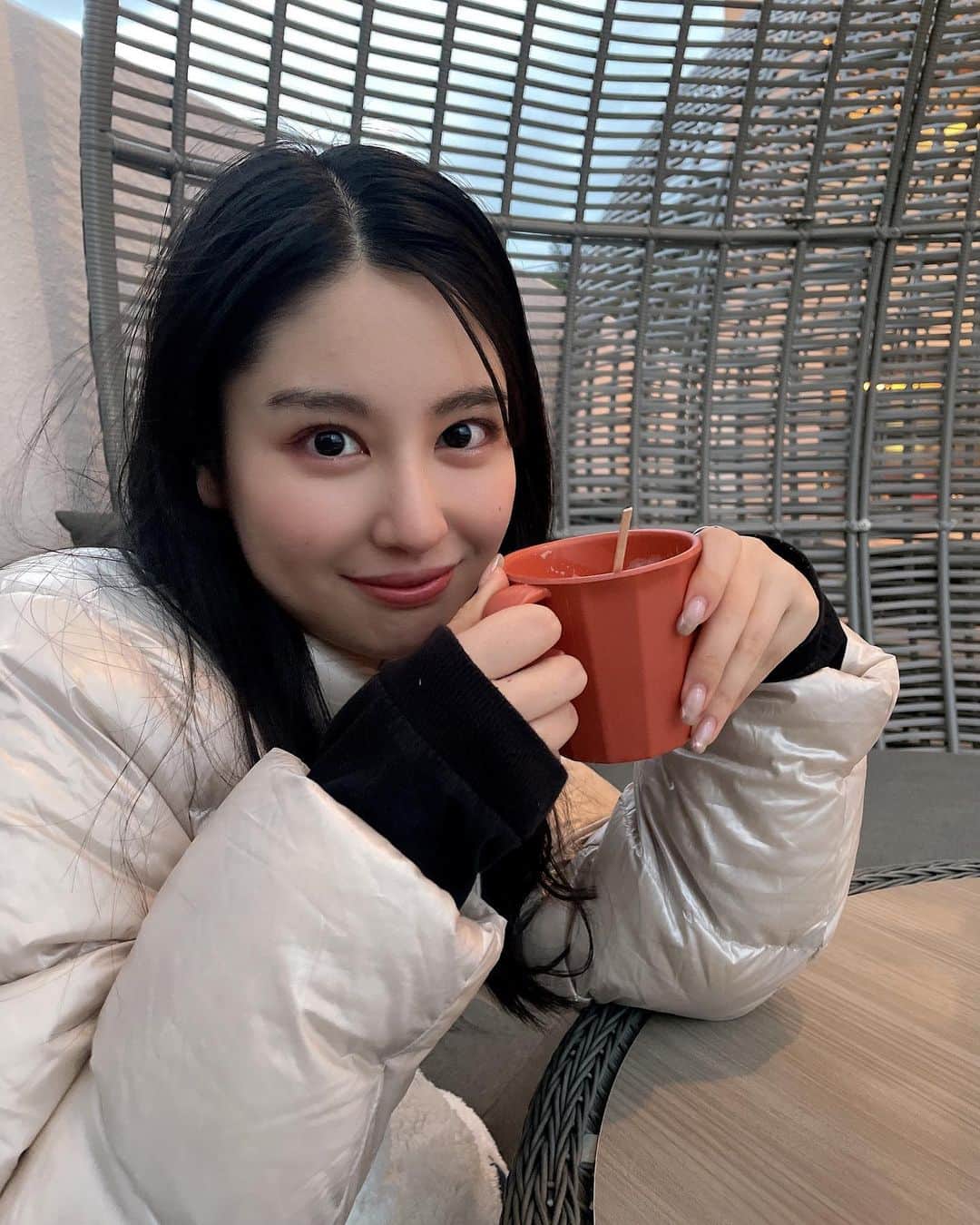 森青葉さんのインスタグラム写真 - (森青葉Instagram)「☺︎ 寒い中で飲むあったかいカフェラテ たまらなく美味しく感じるよねっ」3月3日 21時43分 - aoba__mori_official