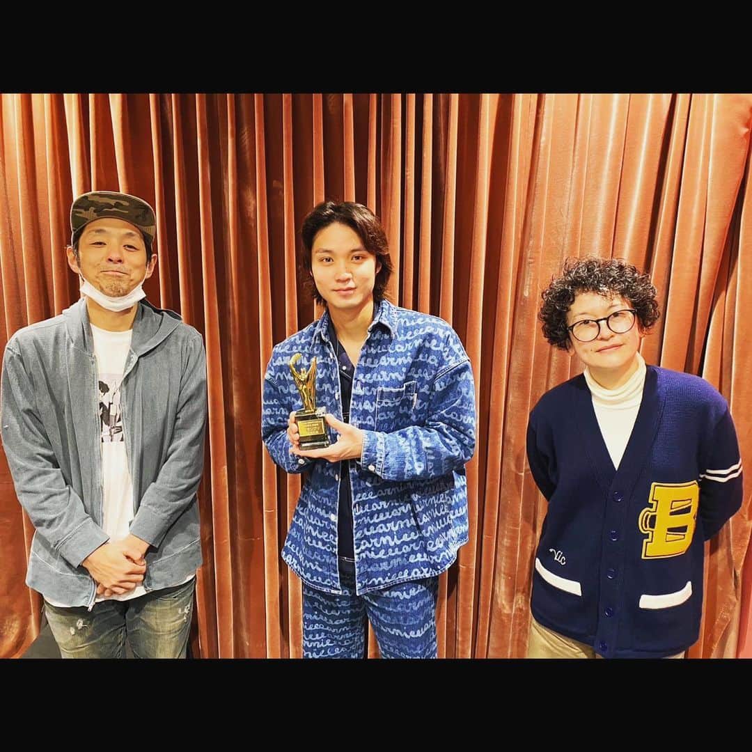 磯村勇斗のインスタグラム：「.  TBSラジオ 「#宮藤さんに言ってもしょうがないんですけど 」  お邪魔させ…授賞式に参加しました!! 大渋滞で「磯村勇斗映画祭」を開催して頂き、グランプリまで受賞でき大変嬉しく思います。  この賞は宝でございます。 ありがとうございます。  楽しかった!!!  #guchi954 #tbsradio #宮藤官九郎 さん #伊勢志摩 さん」