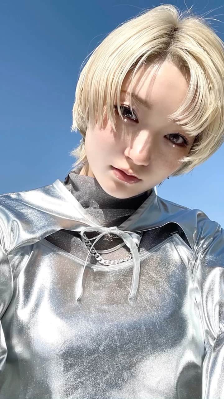 柊里杏のインスタグラム：「光を反射する洋服を作りました。  ちょっと髪型変えてみました」