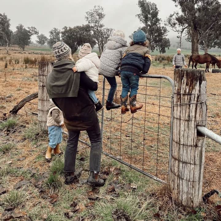 Toyota Australiaさんのインスタグラム写真 - (Toyota AustraliaInstagram)「Family time at the farm with some 4-legged friends 🐾   #LC300 @mrsphoebeburgess」3月3日 13時02分 - toyota_aus