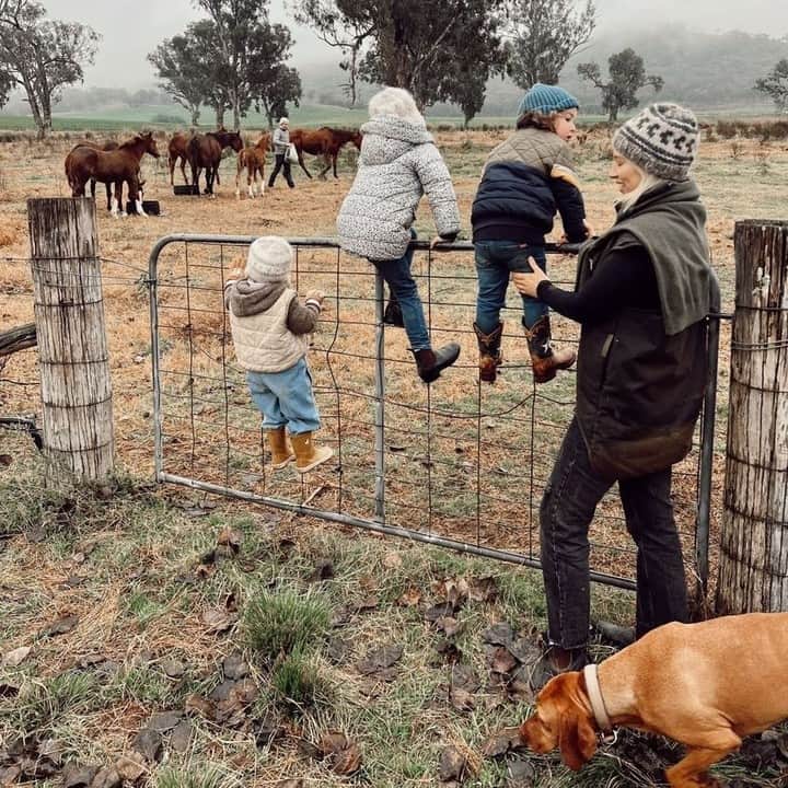 Toyota Australiaのインスタグラム：「Family time at the farm with some 4-legged friends 🐾   #LC300 @mrsphoebeburgess」