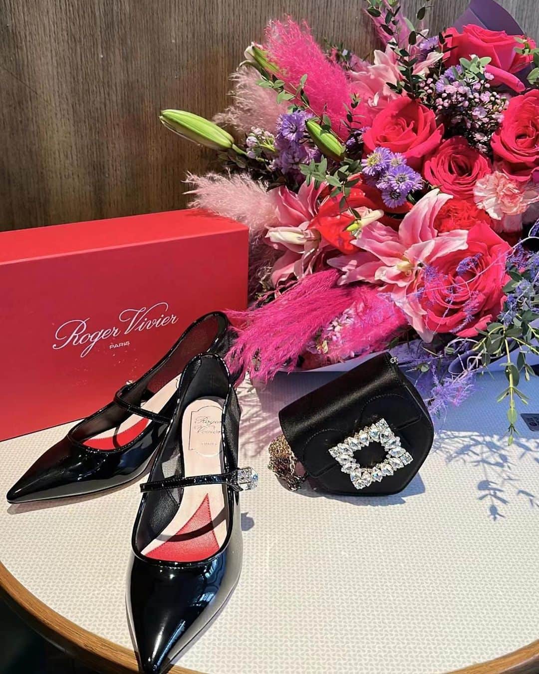 アンジェラベイビーのインスタグラム：「A tribute to the exquisitely Parisian elegance! @RogerVivier @GherardoFelloni #LaMaisonVivier #RVFW23 #Gherardo #PFW」