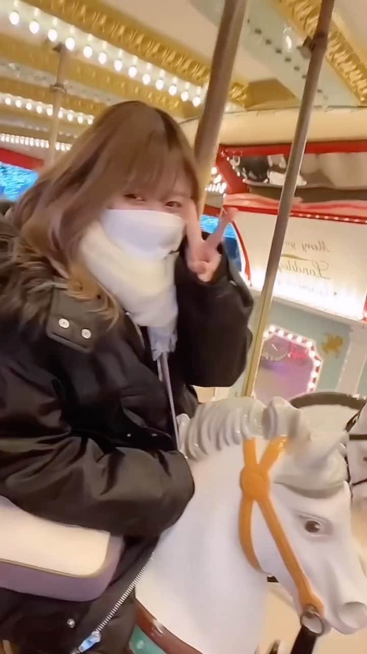 のインスタグラム：「ちょうど一年前くらいのよるラン出てきた〜 彼女感🫶🏻といいたいところですが女4人で防寒ばっちり全員真っ黒コーデでした。クラフトビールがぶがぶ飲んだ！！ そういうのがありえん楽しかったりするんだよねえ あと、なんか顔が丸い。今もや」