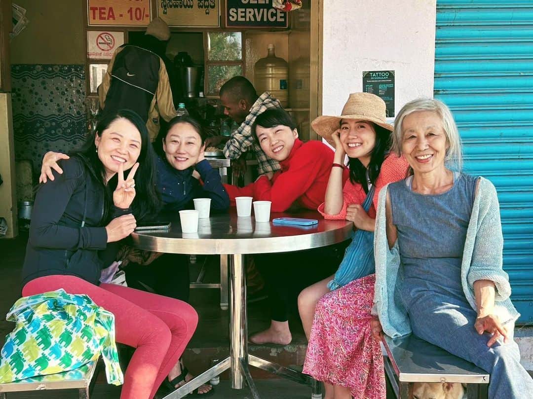 のインスタグラム：「インドでの生活は不思議なパワーがある気がします。  いろんなものがとけて溢れます  ここで出会えて時を一緒に過ごした仲間がこれからも幸せでありますように🌸　  #みんな良い顔してる#良い朝 #面白い朝 #仲間」