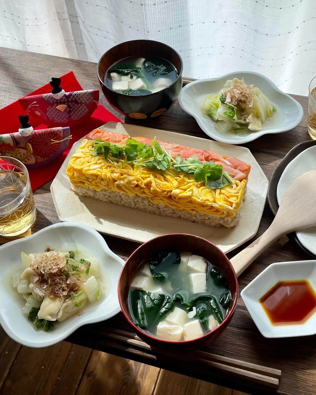 yukirichi119のインスタグラム：「2023/03/03  #ひなまつり   こんにちは🌸🎎🌸 秋田もだんだん春めいてきましたよ。  @oisixさんの ムダなく使いきる献立セット #ちゃんとoisix 3days 2人前を お試しさせていただきました🤗  レシピを見ながら料理したの久しぶり😆  楽しかったです。 そしてそして、美味しかったです。  メインだけじゃなく 副菜もちゃんとあって、 ホントこれだけあればオールオッケー。 食材が丁度よく届くから ムダがないし、超便利だねー🫶🏻  我が家はいつも粗食だから(笑) オット、喜んでましたー😆  1day✨ おうちでかんたん彩り押し寿司 白菜と油揚げの煮びたし ほうれん草と豆腐のすまし汁  2day✨ 益荒男ほうれん草と豚肉の常夜鍋 白菜のおかかマヨサラダ じゃがいものバター醤油炒め  3day✨ ごはんがすすむ！照り焼きチキン とろーりチーズの温やっこ じゃがいもとみつばの味噌汁  ごちそうさまでした😍  ┈┈┈┈┈┈┈┈┈┈  レシピ、お弁当、プライベート、 ダイエットのハナシなどなど、 日々、ブログに書いてます🙌🏻 ぜひお立ち寄りください😽😽😽  ┈┈┈┈┈┈┈┈┈┈ #kitoisixプレミアムモニター  #oisix #オイシックス #モニター #お試し #ひな祭り #おひなさま #簡単レシピ #晩ごはん #ふたりごはん #夫婦飯 #pr #美味しかった #秋田 #押し寿司 #ちらし寿司 #桃の節句 #3月 #春 #こないだ #大黒摩季  ライブ行ったよ #サイコー だったよ  #wbc ⚾️ #楽しみ」