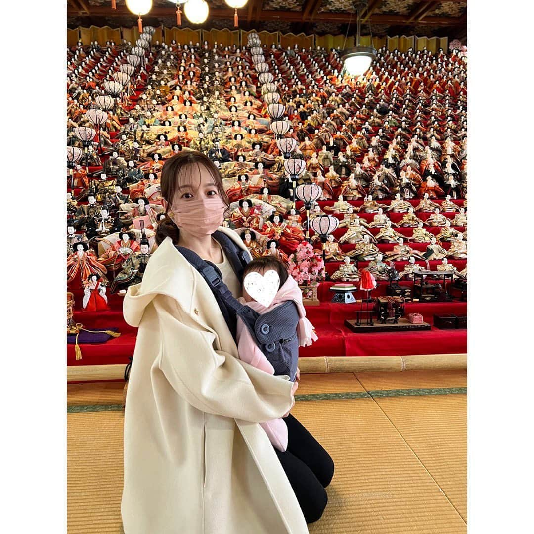 伊藤弘美のインスタグラム：「☺︎ ⁡ 今日は雛祭り🎎💓娘の初節句です〜✨ ⁡ 先日、袋井へ帰省した際には 「可睡斎　ひなまつり」へ行ってきました！ ⁡ 32段1200体という雛飾りはとにかく圧巻✨ ⁡ 外階段にもお雛様が飾ってありました🌸 ⁡ 息子も可睡斎の境内を隅々まで動き回って楽しそうでした✨ 「家康公　出世六の字穴」にも入りましたよ👀✨ ⁡ ⁡ #生後4ヶ月　#女の子ベビー　#女の子ママ　#男の子ママ　#育児　ほぼ#2歳差育児　 #ひな祭り　#雛祭り　#初節句  #桃の節句 #静岡県  #可睡斎　#可睡斎ひなまつり #遠州三山　#袋井　#袋井市」