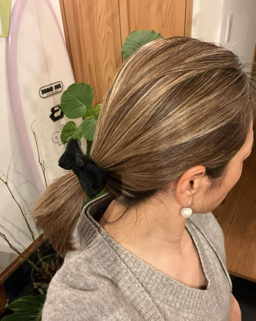 岡部亜紀さんのインスタグラム写真 - (岡部亜紀Instagram)「いつもお世話になっている F paradeへ💇🏽‍♀️  鎖骨ボブを目標に伸ばしつつ 春らしく軽やかにカットしてもらい 白髪ぼかしハイライトがとってもいい感じです🌿 結ぶとさらにハイライトが綺麗に出るので 皆んなに褒められます😊✨  @parade92  @f.paradeseaside  #多謝 #海沿いの美容室」3月3日 13時50分 - akiokabe