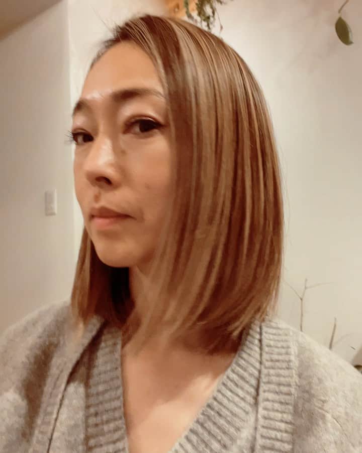 岡部亜紀のインスタグラム：「いつもお世話になっている F paradeへ💇🏽‍♀️  鎖骨ボブを目標に伸ばしつつ 春らしく軽やかにカットしてもらい 白髪ぼかしハイライトがとってもいい感じです🌿 結ぶとさらにハイライトが綺麗に出るので 皆んなに褒められます😊✨  @parade92  @f.paradeseaside  #多謝 #海沿いの美容室」