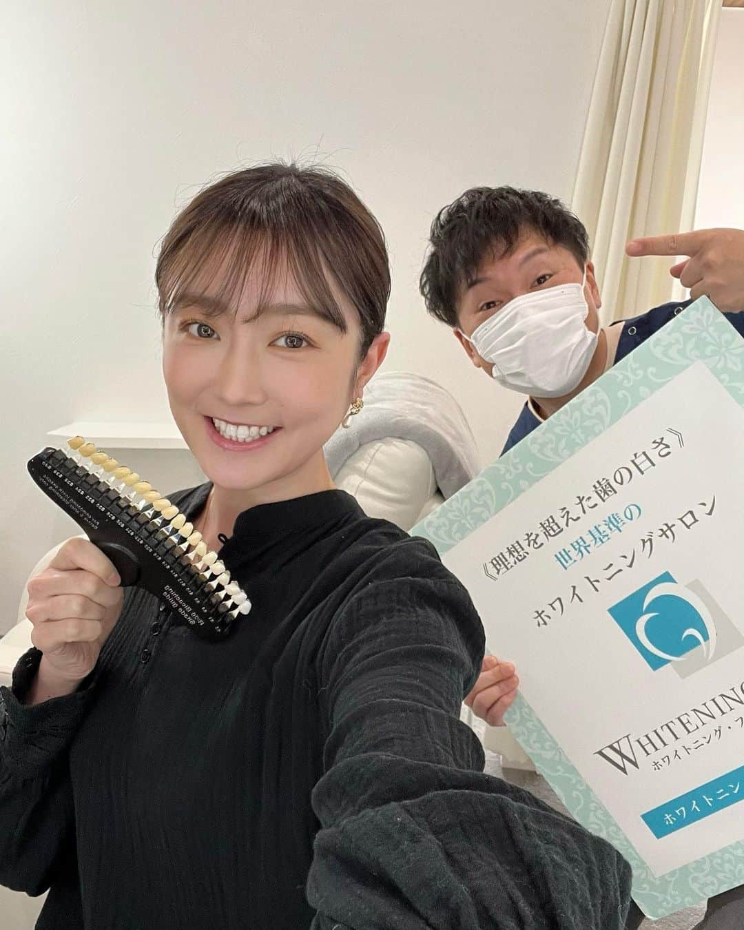新海史子さんのインスタグラム写真 - (新海史子Instagram)「🦷歯のホワイトニング🦷  歯を白くしたくて新潟市中央区にある「ホワイトニングビューティー新潟出来島店」さんへ！  私は初回の30分で、かなり白くなったと実感しております。 （2枚目 生々しくてスミマセン。※もちろん加工なし）  こちらはセルフホワイトニングですが、初回はスタッフの方が施術の仕方を丁寧に教えてくださいます。（※めちゃくちゃ簡単） マウスピースはめて歯に薬剤を塗布してLEDライトを照射するだけ。　  私は15分×2セット。わずか30分で全体的に白くなりました。 　 セルフなので料金は通常よりお安いですし、イベント直前ですぐに白くしたい！という時にもありがたい限り。  歯の色ってかなり印象が変わりますよね。  自信を持ってマスクを外せるように、マスクの下に隠れていたいろいろなものをw ちょこちょこケアをしていこうとおもいます。  #新潟ホワイトニング #ホワイトニングビューティー  #セルフホワイトニング  #マスクの下をケアしとこ #pr」3月3日 13時55分 - shinkai.0305
