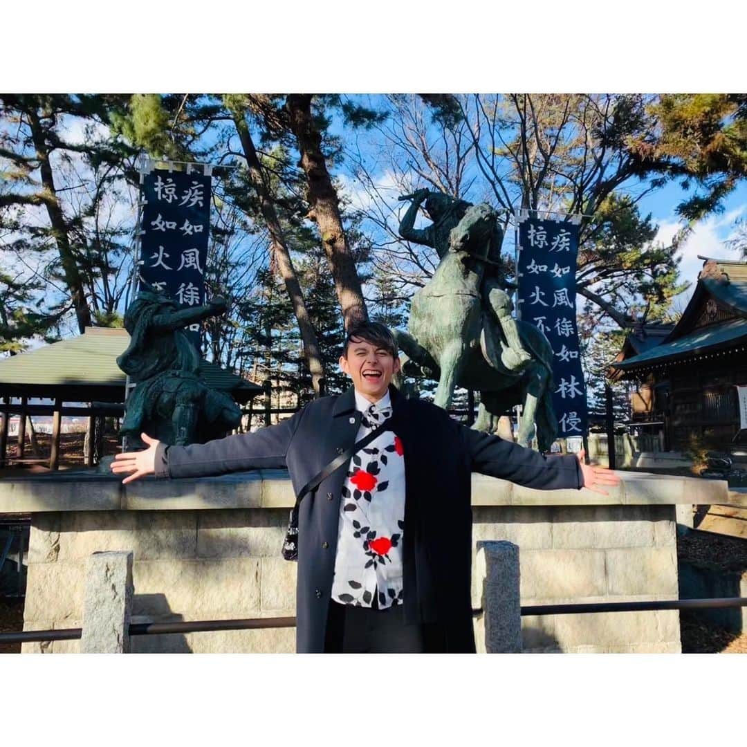 ハリー杉山さんのインスタグラム写真 - (ハリー杉山Instagram)「"遠くへ行きたい"  初出演です！！  長野へ。  そして一生忘れられない善光寺へ。  皆さんも、もしかして覚えてるかもしれません。僕の父が旅立ったのは去年の4月17日。長野マラソン当日で僕は長野にいました。  前日16日早朝にラジオを終え、父におそらく最後の挨拶であろうと覚悟して施設を訪れ、昼頃長野入りをして、善光寺を訪れました。  それ以来の善光寺です^_^  ちょっとエモーショナルになってるかもですが、なかなか自分が向き合うことができなかったことと向き合うきっかけを与えてくれた旅になりました😊  まさか宿坊に泊まるとは！ そして走るのが大好きなご住職と出会えるとは！！  清水さん、感謝してます🥹  それ以外にも見事な北斎の最高傑作や、 感動のフルーツケーキとの出会い❤️  是非見ていただきたいです！！！  3月5日(日)放送📺  春間近の長野で開運を願う旅😁  日本テレビあさ6時30分～ 読売テレビあさ7時00分～放送  よろしくです🤩  当日東京マラソン直前に僕は見ます！ 皆さんも遠くへいきたい→ 沿道で応援 してくれたらめっちゃ力になります 笑  Thank You🏃🏻‍♂️🏃🏻‍♂️🏃🏻‍♂️  #遠くへ行きたい  #善光寺 #長野 #小布施」3月3日 14時07分 - harrysugiyama