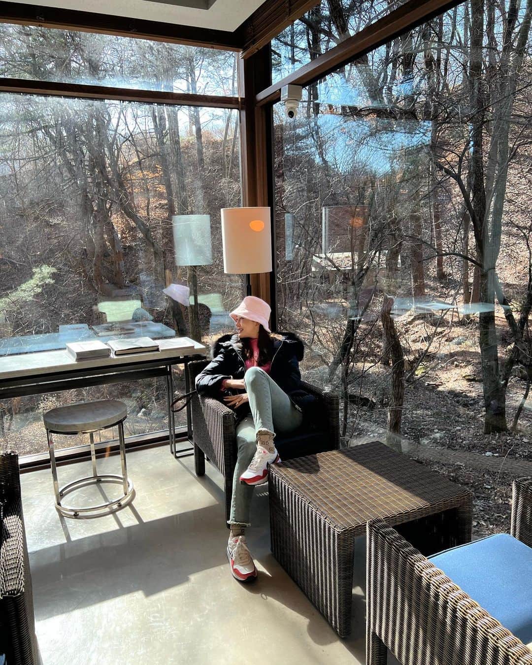 イ・ダヘのインスタグラム：「하루종일 친구랑 #산책 @heart_greaten #보호색장착」