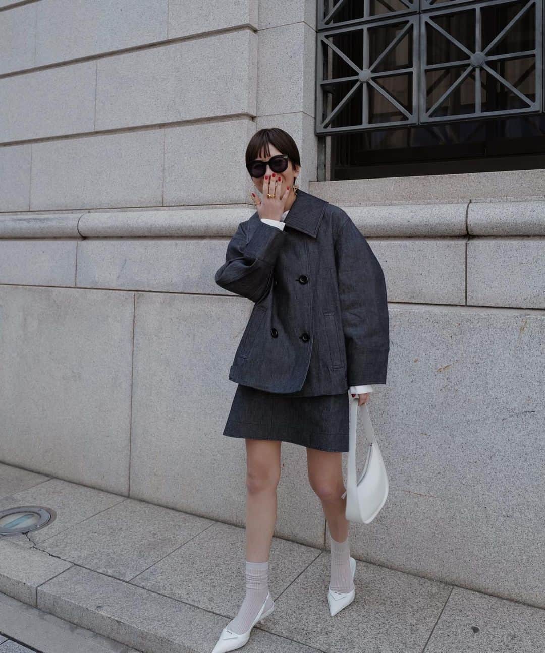 正中雅子のインスタグラム：「denim💙  立体的なフォルムにディティールを詰め込んだデニムジャケットと台形ミニスカート☺︎  ラグジュアリーブランド向けに岡山で作られた高級感のある10オンスFixingデニムを使用しています🇯🇵   ハリ感のある素材で仕立て、立体的に丸くカーブした袖のシルエットがモード感のあるジャケット！  羽織るだけでかっこいいアイテムです🫶  3.7 TUE 12:00 in stock  #MACHATT #masaco服」