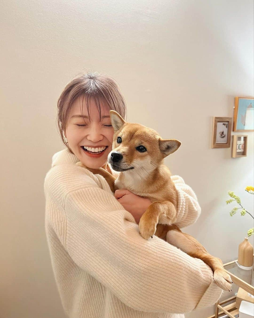 三橋栄香のインスタグラム：「皆のアイドル米ちゃんとのツーショット🐶💞  マイフレンズ達とおうちカフェしてとっても癒された日。 美味しいご飯でおもてなししてくれました😭  ニットは @casa_fline 🖤 深めのVネックでゆったり着れる最近のお気に入り〜🫣  #ホームパーティ #おうちごはん #ランチ #お家カフェ #柴犬 #豆柴」