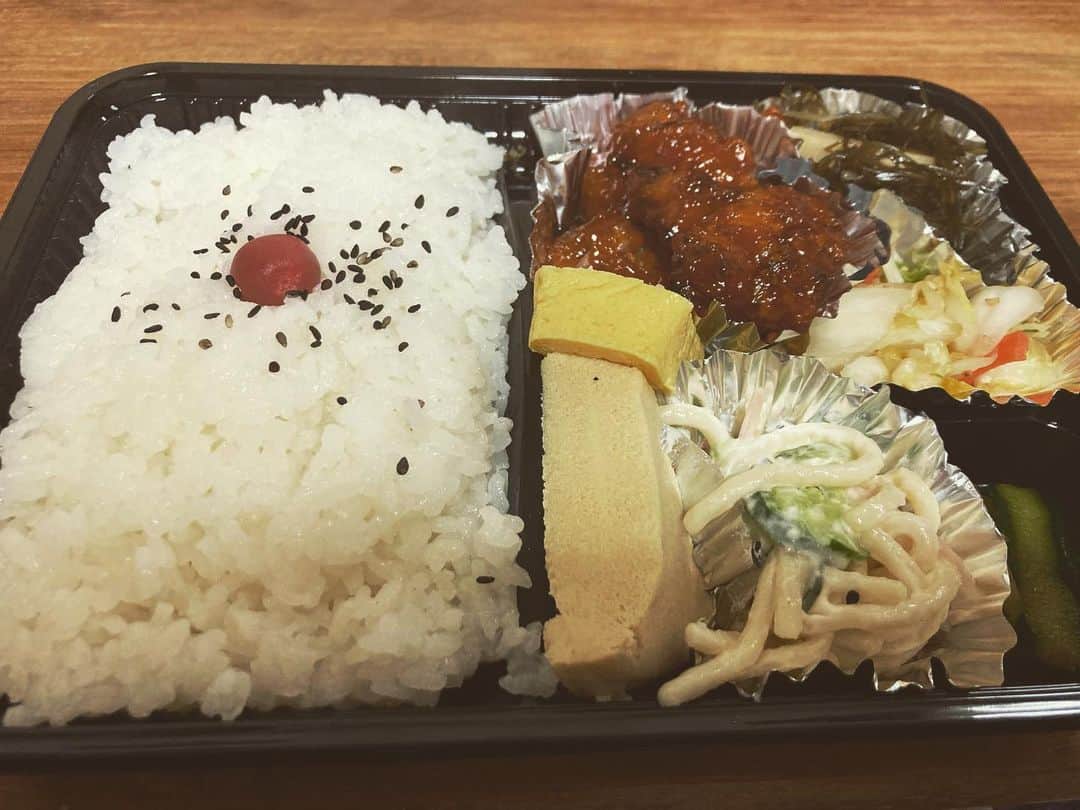 のインスタグラム：「インバウンドで黒門市場はコロナ前に戻り、たくさんの人でいっぱい。  お店も賑わって凄いけど、昔から通ってる人は、「だいぶ高くなったー！」って良く聞く👂  そんな中、市場の真ん中にある「石橋商店」弁当だけは安くて旨い！  このお弁当が500円🍱」