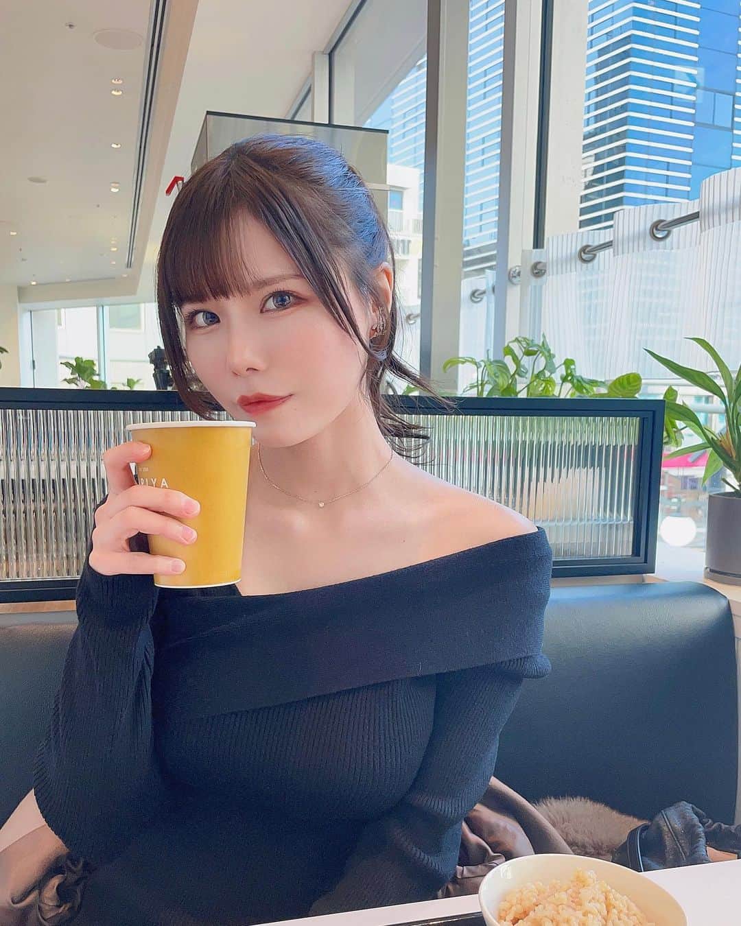 プラネットオシリスのインスタグラム：「Aクリニック池袋院( @a_clinic_ikebukuro )でAスレッドを受けて1週間経ちました🌟 担当は柚崎先生です！( @aclinic_yuzaki ) . . もう腫れも痛みもほぼないよ〜〜✨ 自撮りも他撮りもフェイスラインの加工しなくていいの嬉しすぎるな、、🥹🫶 . シェーディングもいつもみたいにがっつりしなくてよいので楽ちんです😂 フェイスラインのたるみに悩んでる人にはおすすめです🫶 . . これからも定期的にケアしていきたい🫶💕 . . #aスレッド #糸リフト #aclinic #aclinic銀座 #aclinic横浜 #aclinic新宿 #aclinic名古屋 #aclinic大阪 #aclinic福岡 #aclinic池袋 #acllinic仙台 #aクリニック #エークリニック#小顔 #リフトアップ #スレッドリフト #小顔整形 #たるみ改善 #美容外科 #美容皮膚科 #美容クリニック#柚崎一輝」