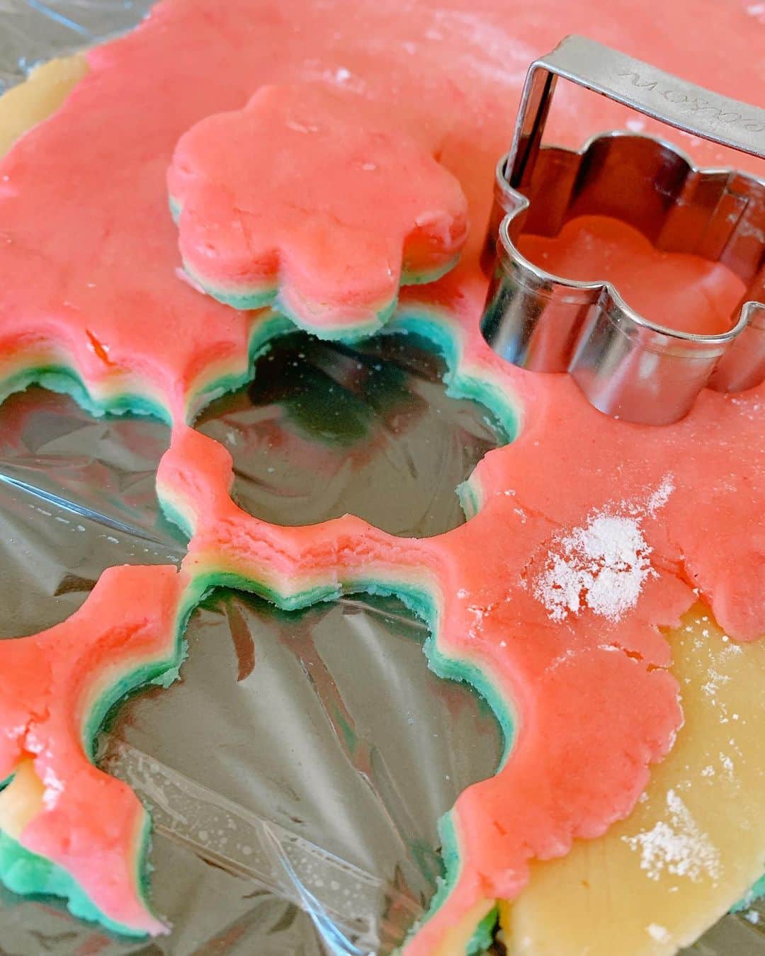 森崎友紀さんのインスタグラム写真 - (森崎友紀Instagram)「今日はひな祭り。 ひな祭りクッキーを焼きました。 菱餅みたいに重ねて焼いてみたら、とても可愛く出来ました(^^) 3色にした生地を一枚ずつ伸ばし、重ねて型抜きするだけ。 残りはマーブルに。これはこれで可愛いです♪  #森崎友紀#料理#cooking#手作り#ひな祭り#ひな祭りクッキー#3色クッキー#菱餅#菱餅クッキー#マーブルクッキー」3月3日 15時04分 - morisakitchen