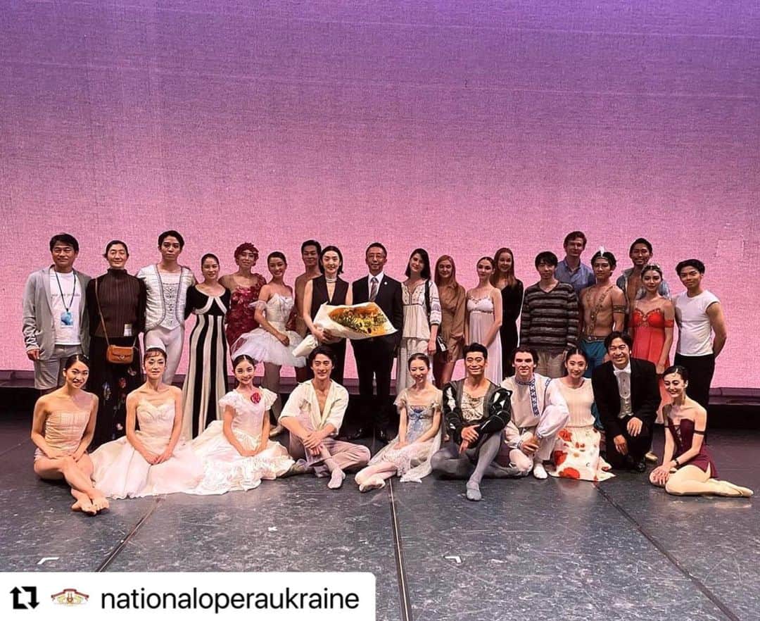 草刈民代さんのインスタグラム写真 - (草刈民代Instagram)「ウクライナ国立歌劇場に贈呈したパレット（舞台の床に敷くもの）が、劇場に届いたそうです。  「ナショナルオペラウクライナのダンサーに草刈民代さんからハーレクイン（パレットのことだと思います））をプレゼントされました。 ダンサー一同感謝をしています。ウクライナの芸術へのサポートありがとうございます」 とアナウンスしてくださったそうです。  協賛してくださった方々、出演してくださったダンサーの方々、そして、会場で寄付をしてくださった方々全てに感謝します！  ウクライナ国立バレエの皆さん、頑張ってください。 早く早く平和が訪れることを願っています🙏🙏🙏🙏  以下、ウクライナ国立歌劇場のインスタアカウントの文の自動翻訳です。  感動をお伝えしますісторію❤️‍🩹  昨年6月、東京でウクライナ支援のための盛大なバレエ・ガラが開催されました。東京で開催されたバレエ・ガラには、日本のバレエスターと私たちのソリストが参加しました。   このチャリティーイベントの主催者であり、インスピレーションを与えてくれたのは草刈民代さんです。  元バレエダンサーで、ロシアの本格的な侵攻の際に負傷した私たちカンパニーのトップダンサー、アルテム・ダツィシンのパートナーだったこともある方です。   このコンサートの収益金で、日本のパトロンは私たちのアーティストに素晴らしい贈り物を買ってくれました。  バレエ公演における「スプリング」、クッション、怪我を軽減する特別なバレエフロア「ハーレクイン」がキエフに到着しました。この床材は、ウクライナ国立歌劇場の舞台で使用される予定です。  @nationaloperaukraine  @nobuhiro.terada1  @yuriko_kajiya  @riohirano  @ken__kikuchi @yasuoatsuji  @nao_sakuma70 @naoyaebe @ayakafujii_ @mykytasukhorukov @anna.nirvanych @ha.280x @reminakano @harukasassa @yuyatakahash1 @shunsuke_mizui @haruhi0309 @gakurom @asfrcbjp @ken_3684 @kohei.fff @rikako.shibamoto  @megumi.choreographer @ytba2012 @kosuke_apollon @monsieur_11 @alexeiratmansky @keitamaruyama  #supportukraine  #光藍社 #ウクライナ国立バレエ #草刈民代  #дякуємо #НаціональнаОпераУкраїни #NationalOperaOfUkraine #155сезонНОУ #OperaKyiv  #theatre #theater」3月3日 15時17分 - tamiyo_kusakari_official
