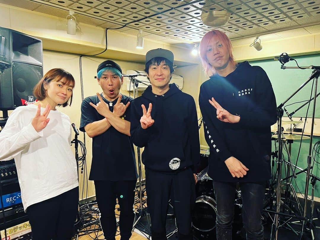 間慎太郎のインスタグラム：「新曲『RUN』 ものすごい勢いで一発録り！！ 頼もしいナオミチとdEnkA、 そしてナイスマイオールドフレンドともちゃん、 素晴らしいレコーディングをありがとう🤗」