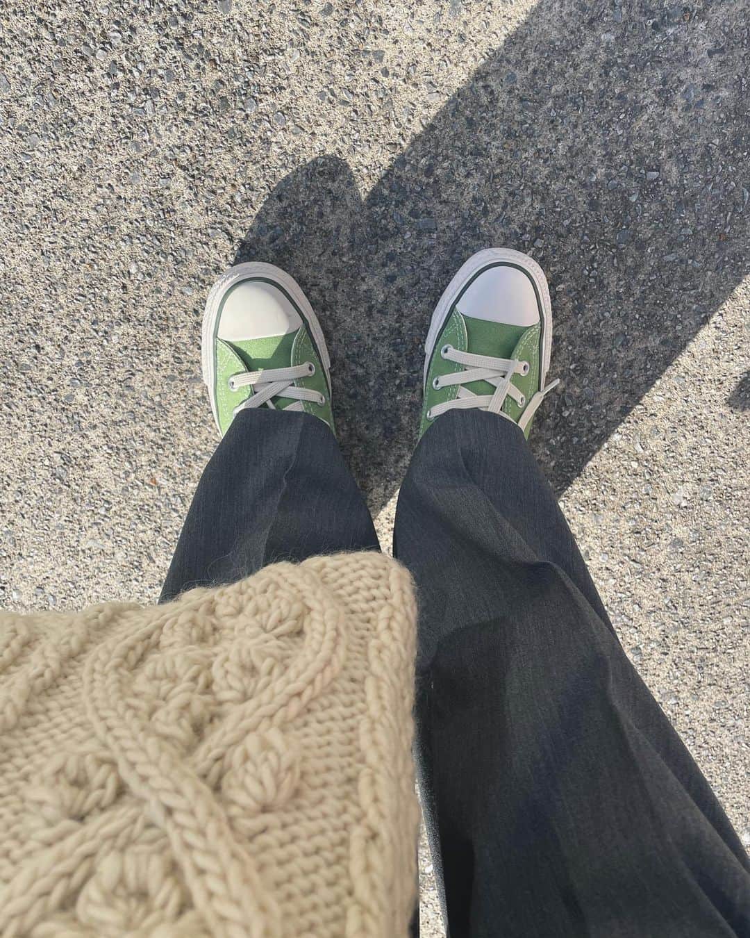 上村若菜のインスタグラム：「. 日中はすっかり春らしい陽気🌿  . パンツ…#uniqlo  バッグ…#atelierhcduo  靴…#converse   #wakameswardrobe #スニーカーコーデ #コンバース #コンバースハイカット」
