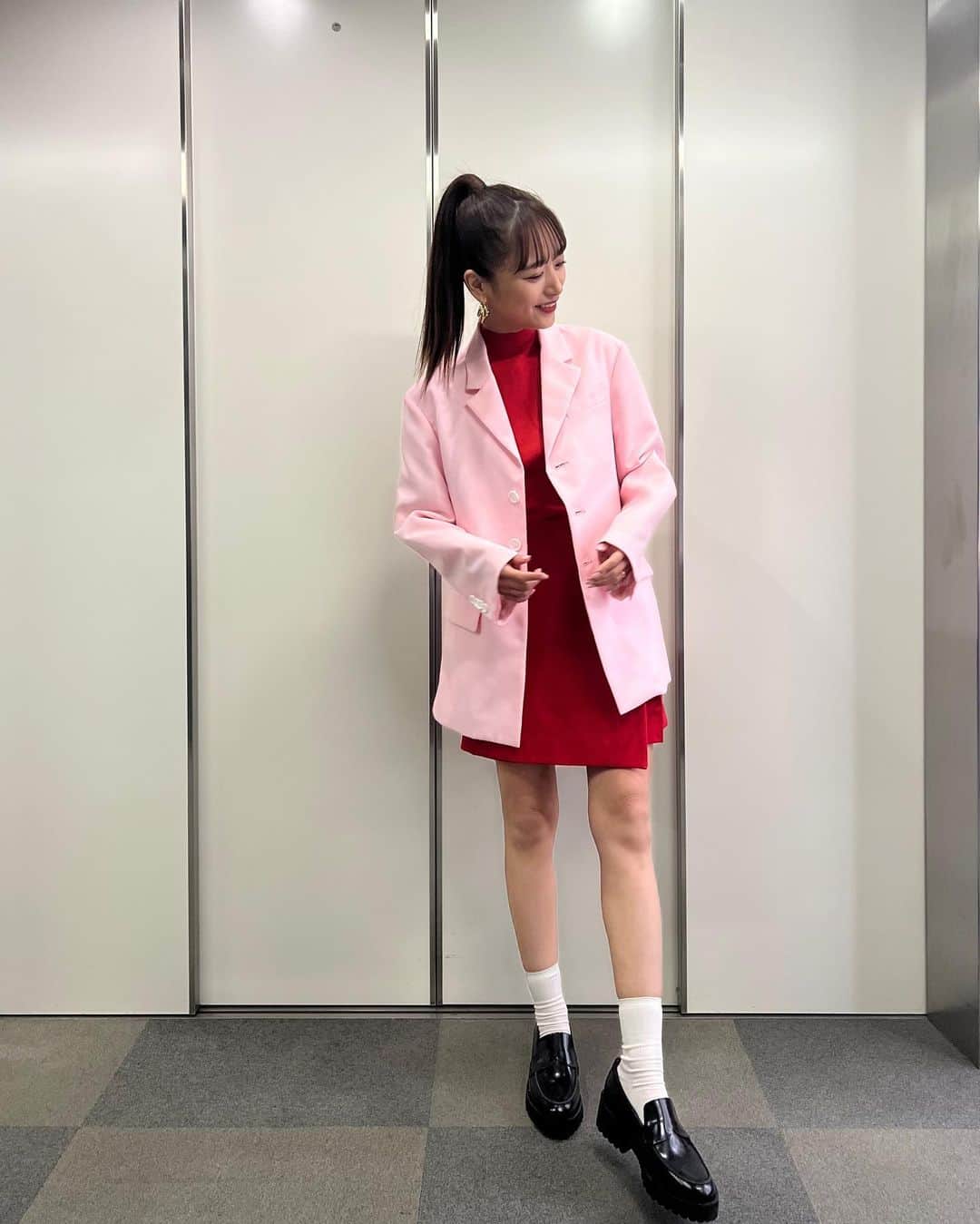 近藤千尋のインスタグラム：「今日もラヴィット楽しかったなぁ💕 お派手な衣装でした🎤🥰  ひーぼぉくんとデュエット披露したり (なんか音合わないなぁと思ったら マイク2人逆だよ！ってTwitterの皆さんが 教えてくれたけど気付いてなかった2人😂) 楽しかったからおっけー🥰✌️笑  ゲームしたり相変わらずハッピーな朝🌞  #近藤千尋衣装  jacket,tops,pants @plan_c_official pierce @unoaerre_japan shoes @rosebud_official_  さて、私は明日の 関西コレクションMCに向けて 子供達と大阪へ出張🚅🌷 頑張るからみんな遊びにきてね💕💕」