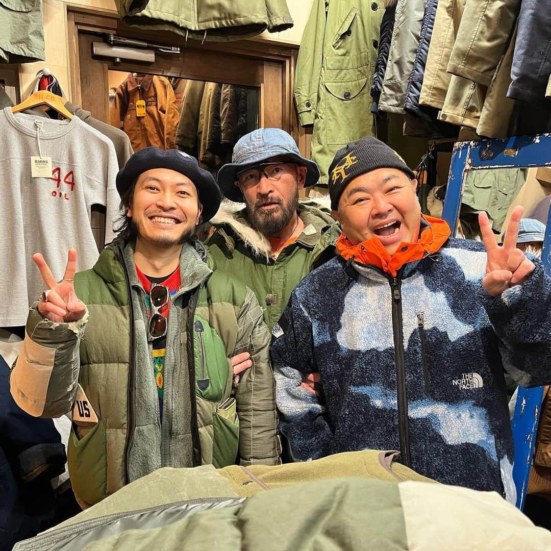 大地洋輔さんのインスタグラム写真 - (大地洋輔Instagram)「先日ずっと行きたかったお店 旭川のoilcoさんにやっと行けました！！  そして、ずっっっっと 会いたかったyohさんに 会えました！  こういう年の取り方、生き方、全部に憧れる！！  ただただカッコ良すぎてずっと痺れてました😍😍  本当ありがとうございました！  出会に感謝です！  念願のダウンも買えた！  また行きたい！  そして連れてってくれた 専務にはただただ感謝しかないです！！  ありがとうございました！！ 🙇🏻‍♂️🙇🏻‍♂️🙇🏻‍♂️🙇🏻‍♂️🙇🏻‍♂️  #oilco  #ブギウギ専務 #旭川」3月3日 16時11分 - dienoji_ohchi