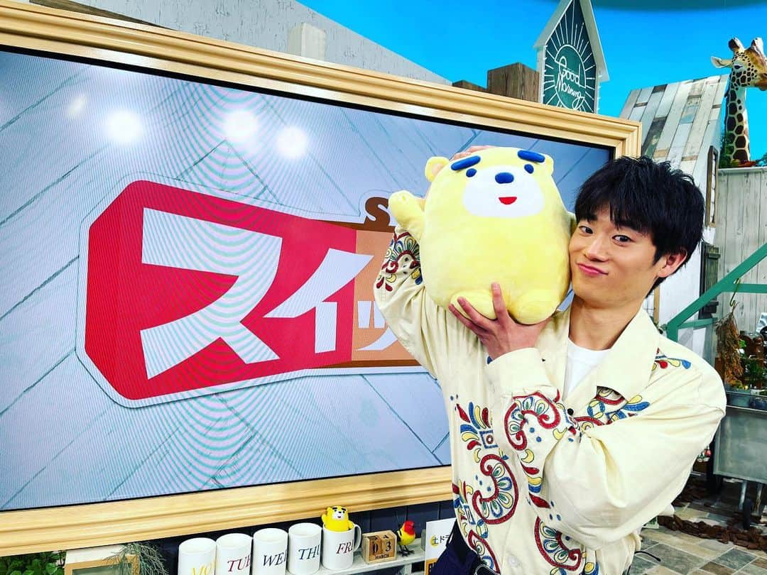 東海テレビ公式キャラクター「イッチー」のインスタグラム：「イッチーかついだ三浦獠太さん✨『スイッチ！』生出演ありがとうございました😊 明日放送『自由な女神-バックステージ・イン・ニューヨーク-』も お見逃しなく👀🌙  #三浦獠太 #自由な女神  #土ドラ」