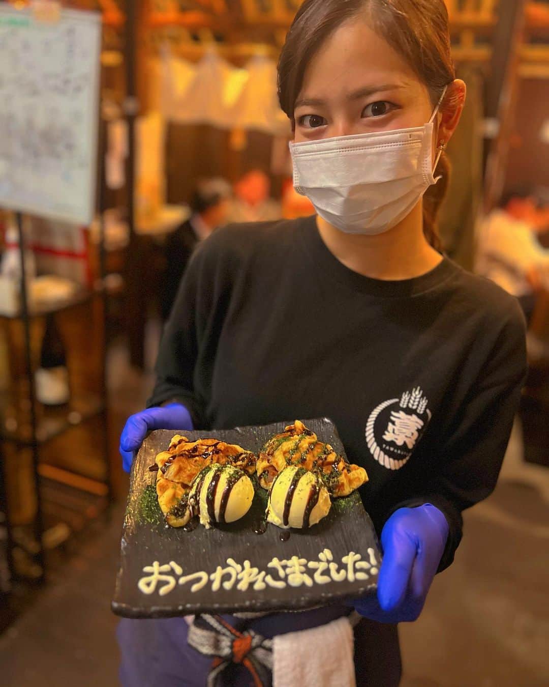 ちっちり姫路店のインスタグラム：「こんばんは🌝  た藁や姫路店です🌼*･  ご予約居ただいたお客様のリクエストで"お疲れ様でした"のプレートです❤️‍🔥❤️‍🔥 事前予約でプレートなど受付中です🙋‍♀️🤎 誕生日または退職、就職祝いなど お電話で相談居ただけたらさせていただきます·͜· ♡ 祝い事など是非、た藁や姫路店で過ごしてください‪🫶🏻🤍 是非、ご予約お待ちしております🙏🏻🙏🏻  3月になりましたね🌸 ちなみに、3月いっぱいまで 飲み放題¥777＆¥999終日やってますよ😵‍💫😵‍💫 ( お得すぎ..♥) ご来店お待ちしております◡̈⃝︎⋆︎*  .................................................  #姫路#姫路駅#個室#居酒屋#た藁や#藁焼き#藁#魚#🐠#海鮮#肉#飲み放題#ハッピーアワー#お疲れ様でした#プレート#歓迎会#誕生日#祝い事は#た藁や姫路#コース#コース受付中#お得#得々#お酒#呑み#酒しかかたん👊  .................................................」